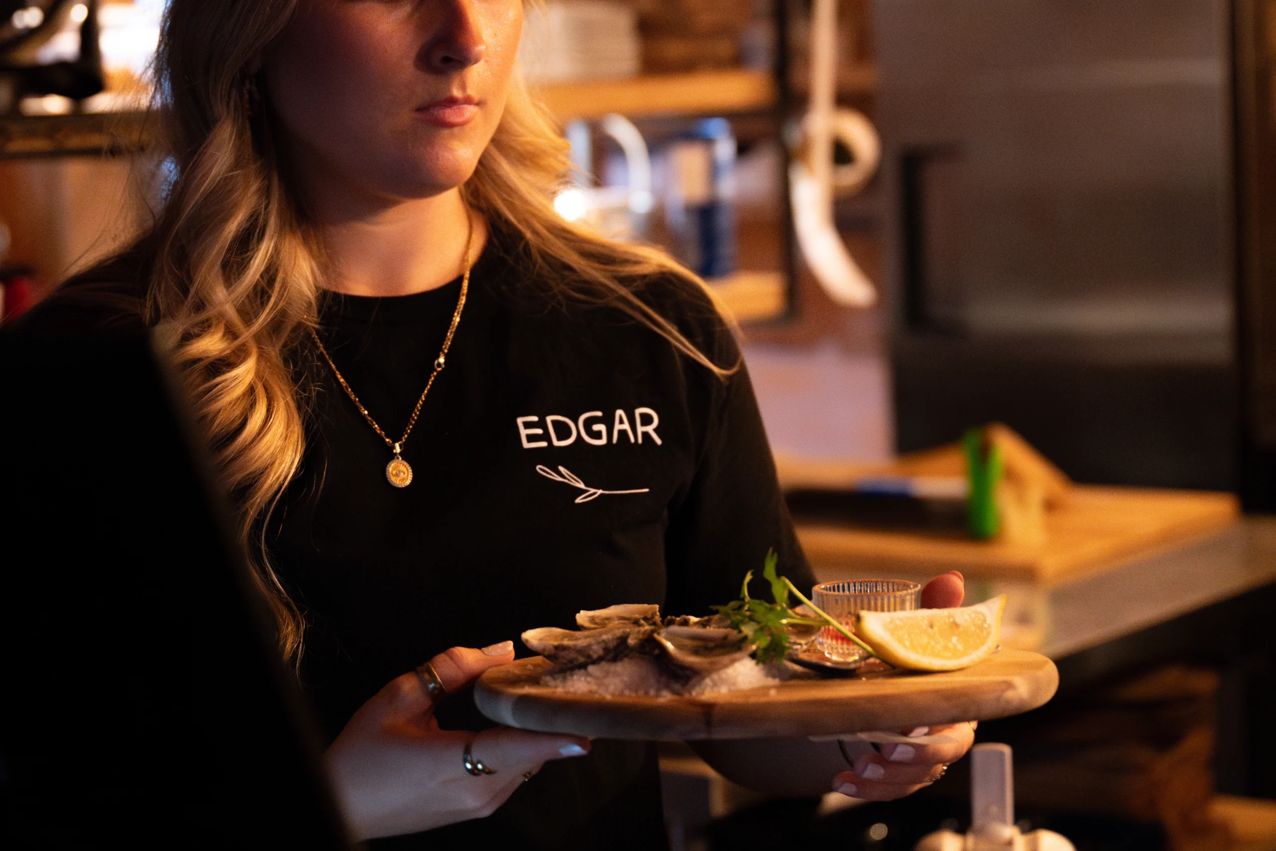 Edgar café bar serveuse avec une planche de fruits de mer